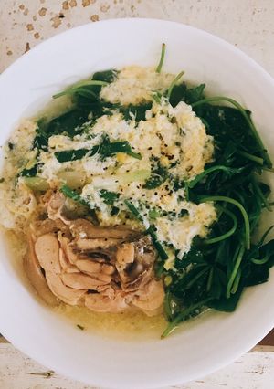 Hình của món Mì gói, thịt gà, rau má và trứng.