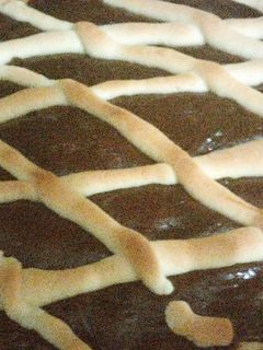 Una foto de Pasta frola de dulce de batata y chocolate