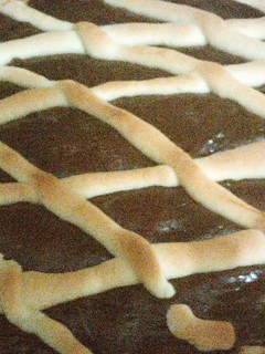 Una foto de Pasta frola de dulce de batata y chocolate