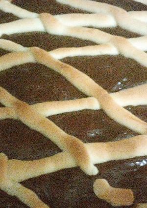 Una foto de Pasta frola de dulce de batata y chocolate