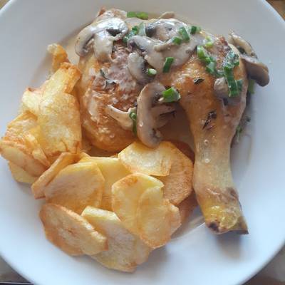 Pollo al champignon con papa españolas Receta de CocinArte Con Leo- Cookpad