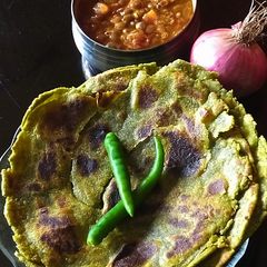 A picture of Palak laccha paratha.