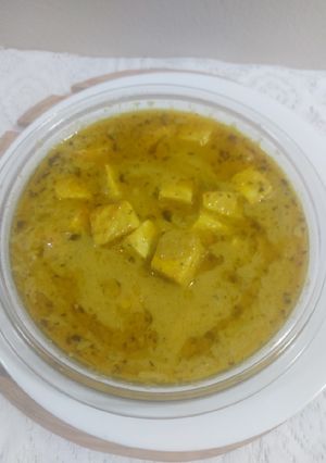 A picture of Paneer green peas white gravy.