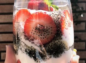 Una foto de Parfait de frutillas y bananas