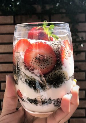 Una foto de Parfait de frutillas y bananas