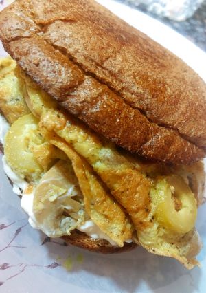 صورة لوصفة بيض اومليت بالمشروم (الفطر) والزيتون 🥚🍄🫒🥪✨