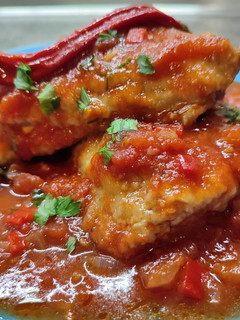 Una foto de Ventresca de atún con tomate