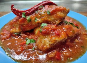 Una foto de Ventresca de atún con tomate