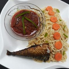 A picture of Spaghetti with tomato sauce and fried titus fish.