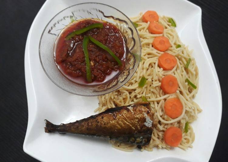 Spaghetti with tomato sauce and fried titus fish