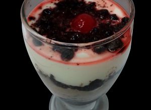 Una foto de Copa cremosa de Oreo, Horchata de Morro Rio Grande y Cerezas