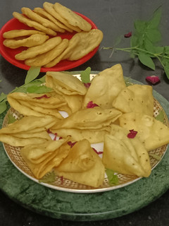 मैदे की खस्ता पापड़ी (maide ki khasta papdi recipe in hindi) रेसिपी मुख्य फोटो