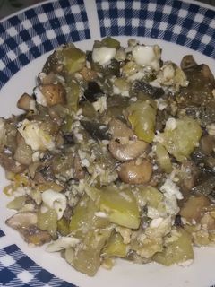 Una foto de Revuelto de champiñones y calabacín