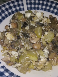 Una foto de Revuelto de champiñones y calabacín