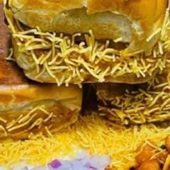 A picture of Spicy crunchy Mumbai Dabeli.