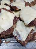 Clásicas hamburguesas con papas y ensalada