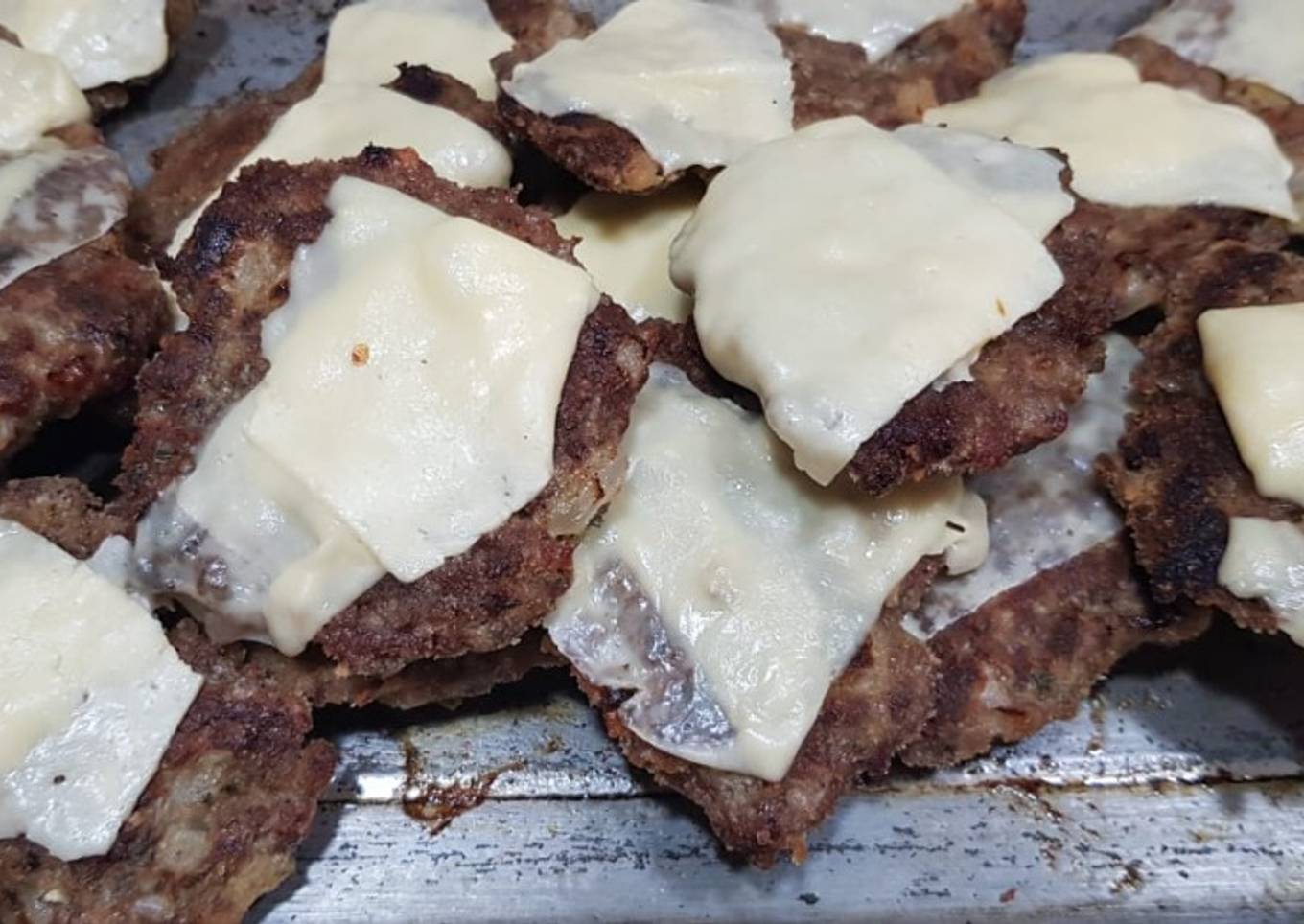 Clásicas hamburguesas con papas y ensalada