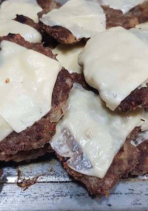 Una foto de Clásicas hamburguesas con papas y ensalada