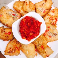 A picture of Yamarita and pepper sauce.