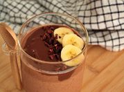 Una foto de avena y cacao y plátano