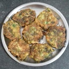 A picture of Coriander leaf and gourd bada.