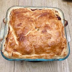 A picture of Chicken, pancetta and leek pie.