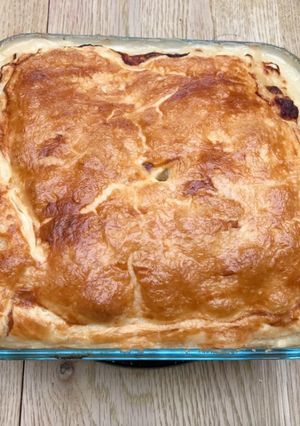 A picture of Chicken, pancetta and leek pie.