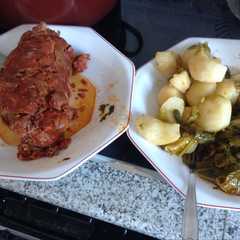 Una foto de Botillo con patatas y berzas