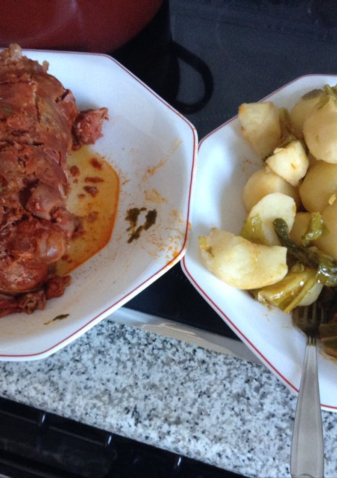 Una foto de Botillo con patatas y berzas