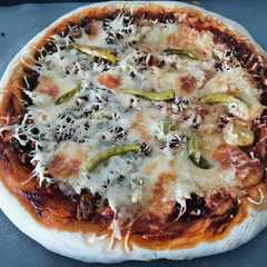 A picture of Pizza moitié kefta moitié soudiuk.