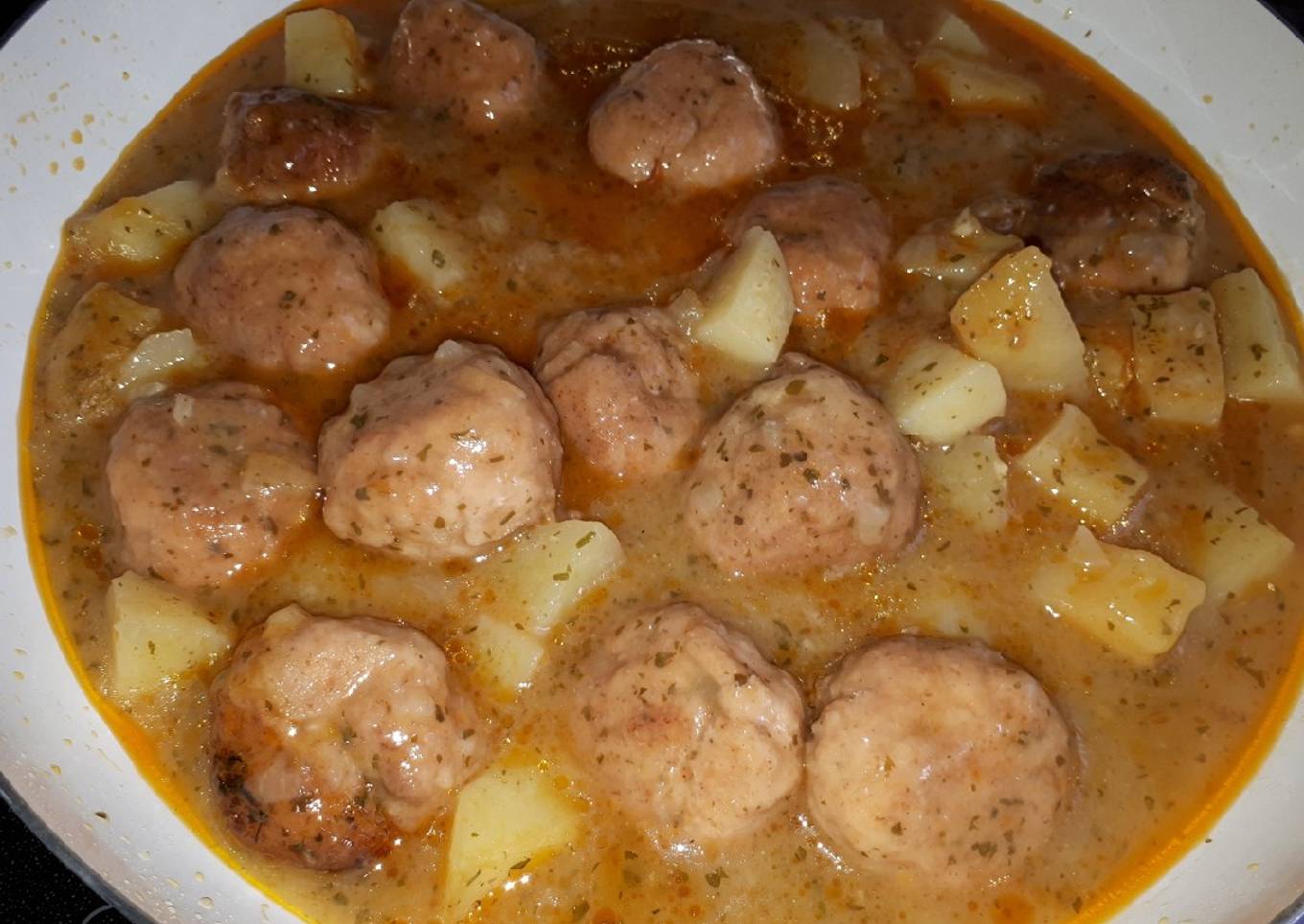 Caldereta de albóndigas con patatas (bajas en calorías)