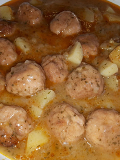 Una foto de Caldereta de albóndigas con patatas (bajas en calorías)
