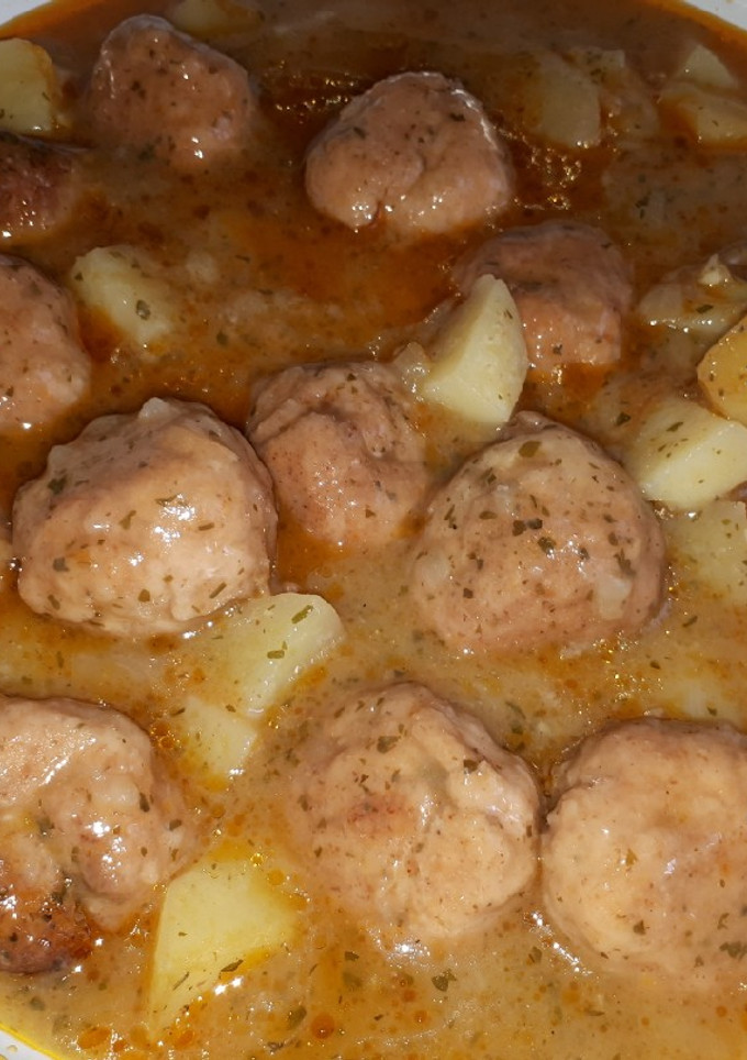 Una foto de Caldereta de albóndigas con patatas (bajas en calorías)