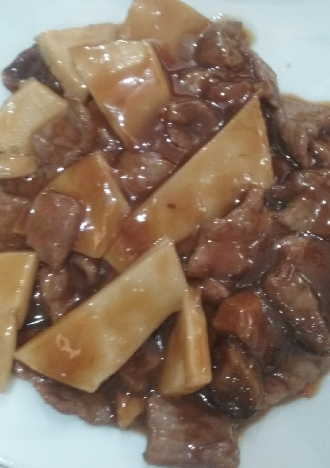 Una foto de Ternera con setas y bambú y setas chinas