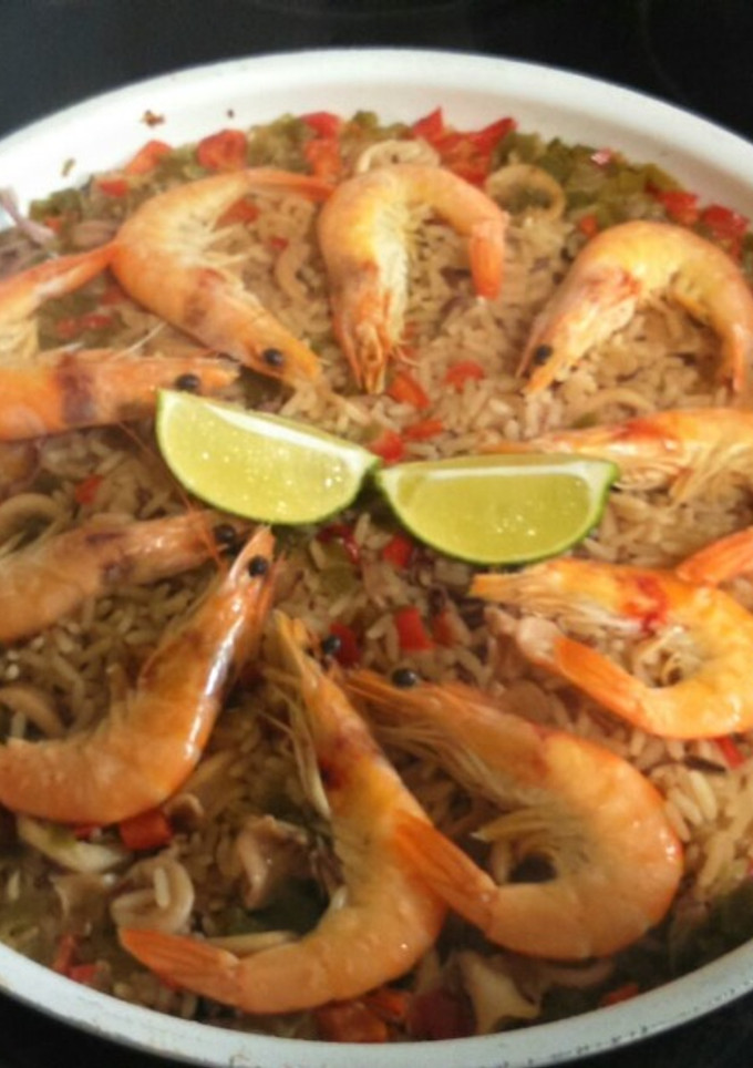 Una foto de Paella de marisco