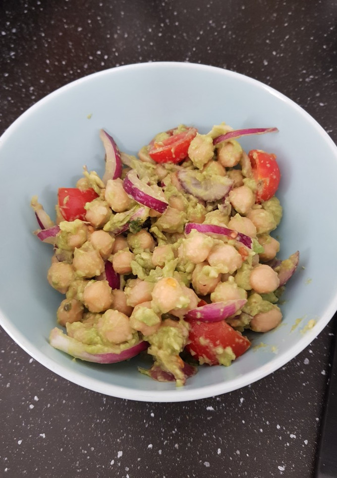 Una foto de Ensalada de garbanzos y guacamole