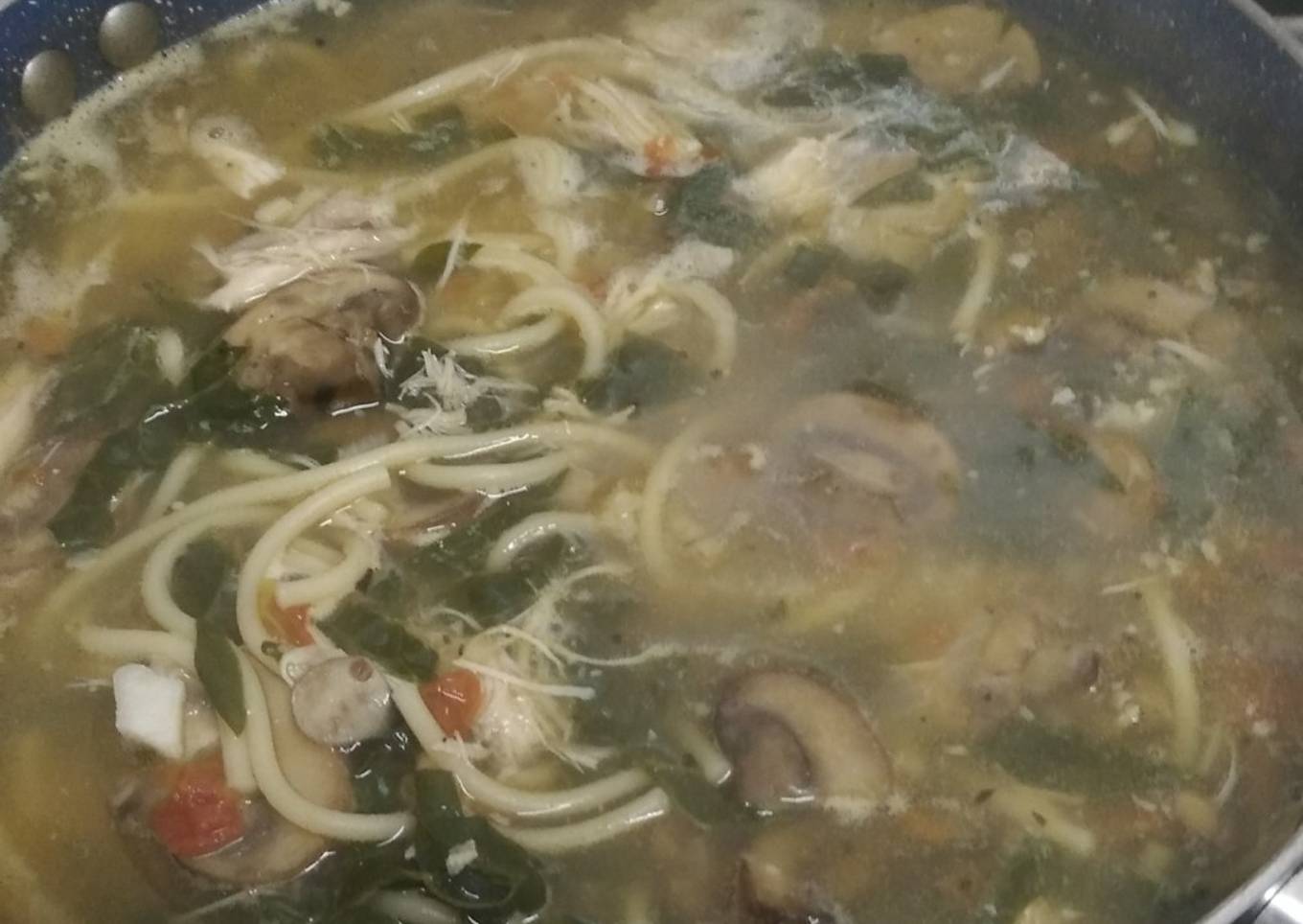 Caldo con pollo, champiñones y espinacas