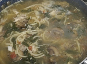 Una foto de Caldo con pollo, champiñones y espinacas