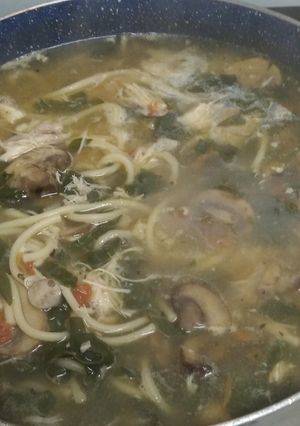 Una foto de Caldo con pollo, champiñones y espinacas