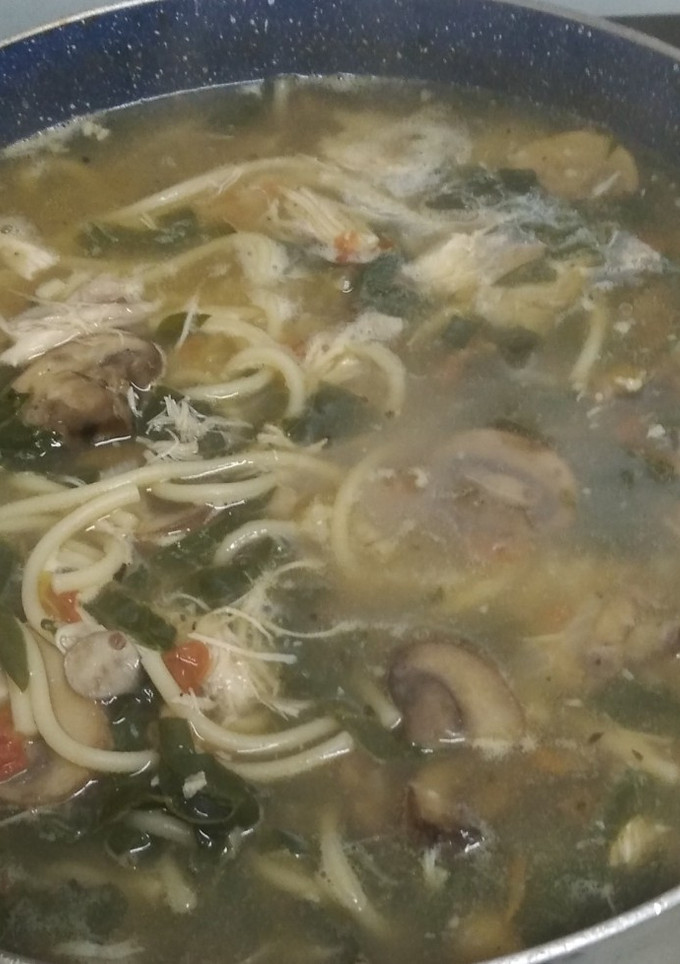 Una foto de Caldo con pollo, champiñones y espinacas