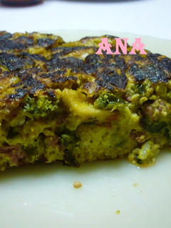 Una foto de Tortilla de zapallitos rellenos y papas fritas