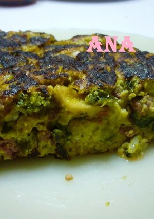 Una foto de Tortilla de zapallitos rellenos y papas fritas