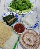 Thịt luộc cuốn bánh tráng rau sống chấm mắm rò