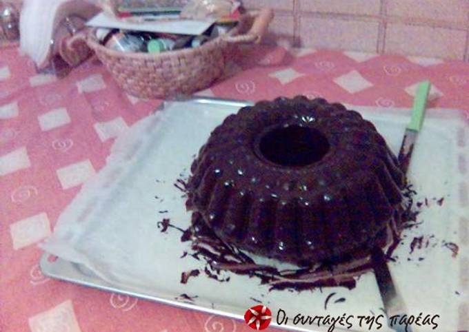 κύρια φωτογραφία συνταγής Κέικ βανίλια με εύκολο γλάσο σοκολάτας