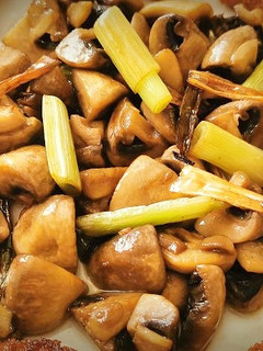 Una foto de Ajos Tiernos (Ajetes) con Champiñones