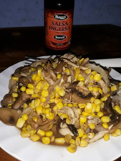 Una foto de Pollo con hongos y maíz...🇸🇻