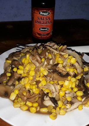 Una foto de Pollo con hongos y maíz...🇸🇻