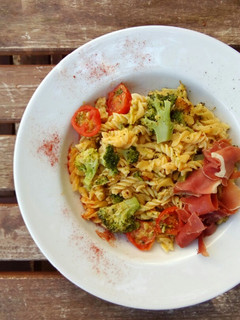 Una foto de Espirales de quinoa con brócoli y jamón serrano 💃 sin gluten
