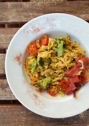Foto principal de Espirales de quinoa con brócoli y jamón serrano 💃 sin gluten