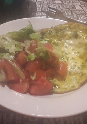 Una foto de Omelette con ensalada
